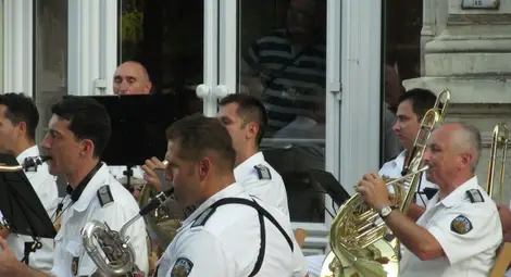 Флотският оркестър се разходи от Дунавското до &bdquo;Велик е нашият войник&ldquo;