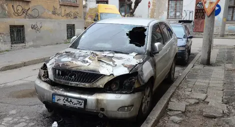 Запалиха &bdquo;Лексус&ldquo; зад джамията в Русе