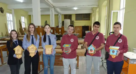 В русенската Гимназия по дървообработване &bdquo;Йосиф Вондрак&ldquo; изработиха нов дом за крилати бозайници