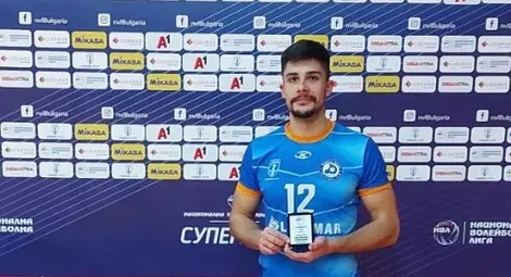 Волейдиригентът на „Дунав“ със статуетка за играч на мача при победата над „Локо“ Волейдиригентът на „Дунав“ със статуетка за играч на мача при победата над „Локо“