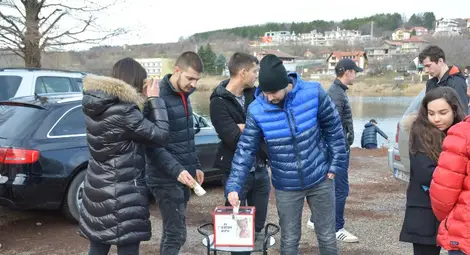 2500 лева се събраха от даренията на над 100 човека, дошли да подкрепят инициативата на Теодор. Снимки: Бисер ТОДОРОВ