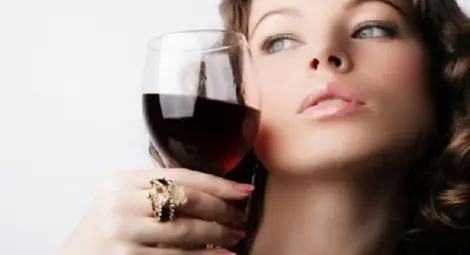 Обрат: Учени установиха, че алкохолът превръща жените в красавици Обрат: Учени установиха, че алкохолът превръща жените в красавици