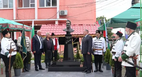 Екзарх Йосиф почете Ботев и героите на българската свобода и независимост с паметник на поета-революционер /галерия/