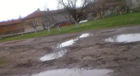 Така изглежда една от главните улици в Тръстеник, казва една от потърпевшите от разбитите настилки. Снимка: Ивелина ДИМИТРОВА