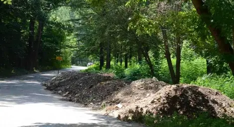 Строител лепна огромно кално петно на брега на Дунав