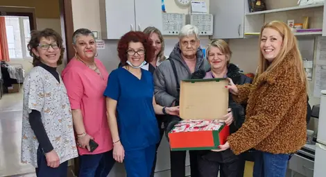 Шеста поредна година децата от ДГ "Русалка" в Русе даряват ръчно изработени мартенички на Комплексния онкологичен център