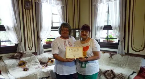 Татяна Нахабедян получи грамота за дарението си от директора на Дирекцията на музеите в Копривщица Кунка Неделева.  Снимка: ОА