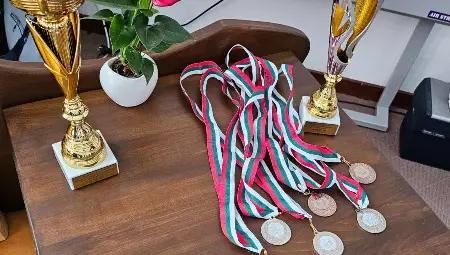 Гимназията по дървообработване в Русе с две купи, медали и грамоти от националното състезание  "Мебели, стилни мебели и дърворезба"