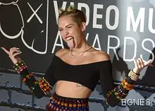 Майли Сайръс заголи бюст /галерия/