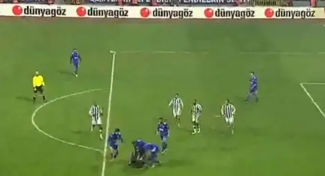 Шок! Звезди на Бешикташ бият фен на терена /видео/ Шок! Звезди на Бешикташ бият фен на терена /видео/