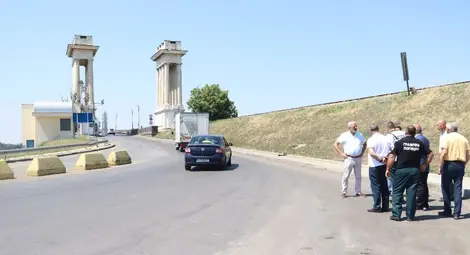 Временните светофари на Дунав мост ще редуват на около минута червения и зеления сигнал