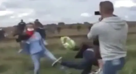 Бежанецът, спънат от оператор, става треньор по футбол