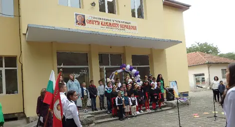 Първият школски звънец удари за 21 първолаци в община Ценово