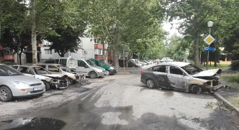 Двете коли на семейство и още три на съседи изгоряха след умишлен палеж