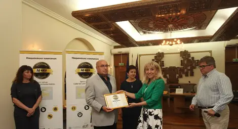 Регионалният министър Петя Аврамова връчва отличието на кмета на Сливо поле Валентин Атанасов.            Снимка: &bdquo;24 часа&ldquo;