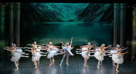 Японец и италианец дебютират в &bdquo;Лебедово езеро&ldquo; но старта на сезона