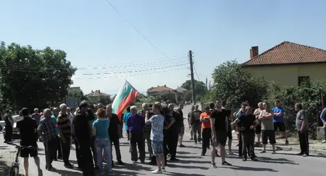 Въстаналият Гърмен поиска изселване на незаконно пребиваващите роми /галерия/