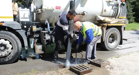 Продължава почистването на дъждоприемните шахти в Русе