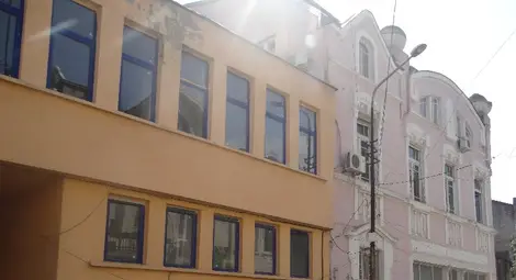 Сградата на бившата БТБ на ул. &bdquo;Цариброд&ldquo; в Русе, съвременно състояние на разруха и недопустимо архитектурно съжителство.                                                                              Снимки: Личен архив