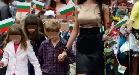 Секси учителката Силвия пак "втвърди" първия учебен ден /галерия/