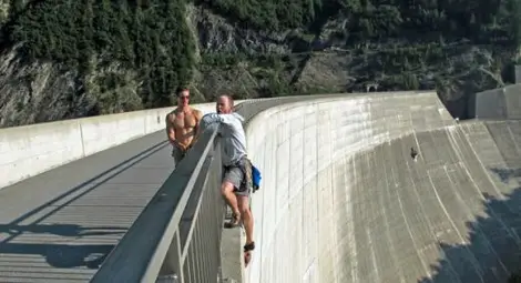 Дегизирани като туристи полицаи спасиха самоубиец на язовирна стена Дегизирани като туристи полицаи спасиха самоубиец на язовирна стена