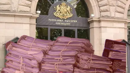 Двама души от администрацията на президента са работили за ДС