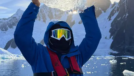 Ултраплувецът от Русе Теодор Цветков преплува ледена миля в Антарктида и стана първият българин, покорил ледените води на шест континента Ултраплувецът от Русе Теодор Цветков преплува ледена миля в Антарктида и стана първият българин, покорил ледените води на шест континента