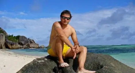 Кобра гони Владо Карамазов в Камбоджа, едвам се измъква заедно с операторите