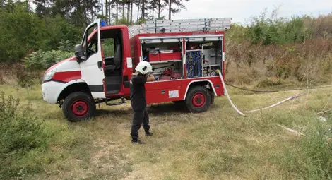 Голям пожар плъзна към крайните къщи на Селеметя