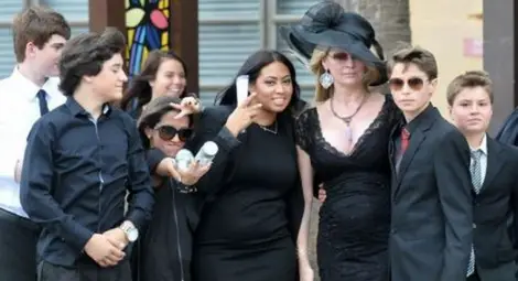 Риалити звезда си прави селфи пред ковчега на дъщеря си Риалити звезда си прави селфи пред ковчега на дъщеря си