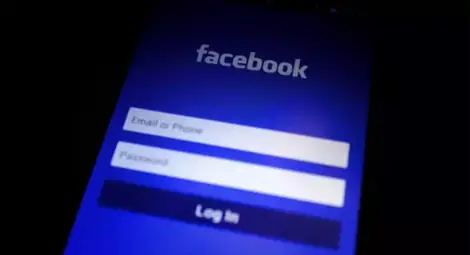 Евродепутати искат да накарат Facebook и Apple да плащат данъци в България