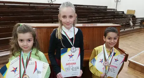 Дария Стефанова, Марина Петрова и Мартин Колев. Снимка: „Слънчеви ноти“ Дария Стефанова, Марина Петрова и Мартин Колев. Снимка: „Слънчеви ноти“