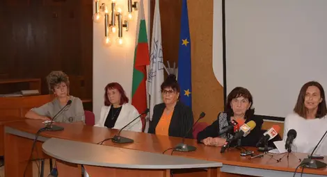 Цонка Букурова, Дора Бобева, Стефка Монова и Албена Велкова поканиха русенци в сряда да си припомнят за първия голям еко протест. 			      Снимка: Бисер ТОДОРОВ