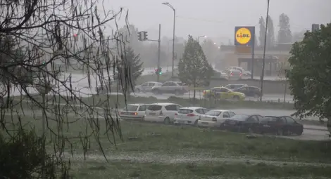 Силна градушка помля плевенско село, смерч се образува в Софийско