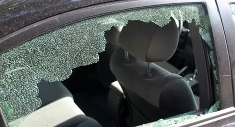 Изоставен ревнивец си отмъщава с кол на колата на новото гадже Изоставен ревнивец си отмъщава с кол на колата на новото гадже