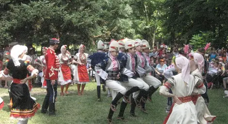 Хвърляне на кожуха на булката на Великден прати в Сваленик Златната гъдулка