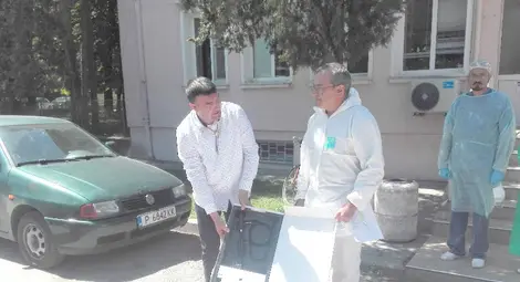 Президентът на Ротари клуб Русе Владо Владов предаде на управителя на Белодробната болница закупения със средства на няколко клуба модерен апарат за бронхоскопии. Снимки: Димитър ДРАГАНОВ Президентът на Ротари клуб Русе Владо Владов предаде на управителя на Белодробната болница закупения със средства на няколко клуба модерен апарат за бронхоскопии. Снимки: Димитър ДРАГАНОВ