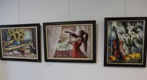 Въпреки че „Мартенските музикални дни“ бяха отменени през март, в залата на „Борисова“6 художници подредиха 80 картини в традиционната фестивална изложба. Снимка: Архив Въпреки че „Мартенските музикални дни“ бяха отменени през март, в залата на „Борисова“6 художници подредиха 80 картини в традиционната фестивална изложба. Снимка: Архив