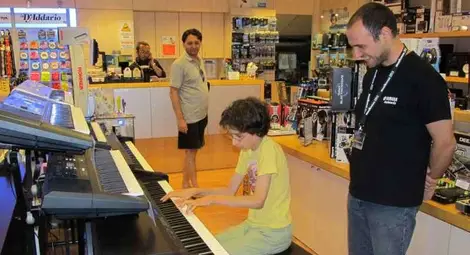 Пианист от Русе сюрпризира с Моцарт клиентите на мол в Атина