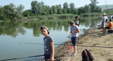 Петгодишният Митко улови 11 рибки на традиционния празник в Ценово