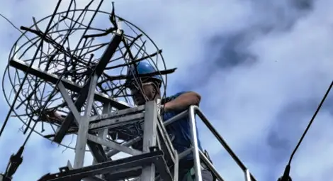 Служители на ЕРП Север подпомогнаха безопасното изграждане на гнездо на щъркели в русенското село Бръшлен /галерия/ Служители на ЕРП Север подпомогнаха безопасното изграждане на гнездо на щъркели в русенското село Бръшлен /галерия/