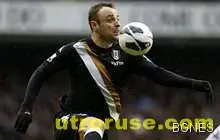 Палачът на КПР Бербатов връчи наградата си за играч на мача на вратаря на Фулъм Марк Шварцер