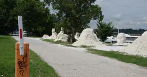 Коли пак тръгнаха по крайбрежната алея заради счупена бариера