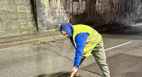 Екипи на общинските предприятия и Пожарната служба продължават дейностите по възстановяване на участъци от инфраструктурата в Русе