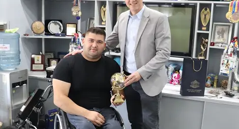 Позлатен глобус и грамота за шампиона Ружди Ружди