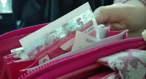 Фалшиви двулевки и петолевки заливат пазара