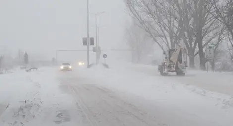 АПИ: Пътните настилки са заснежени, на места заледени
