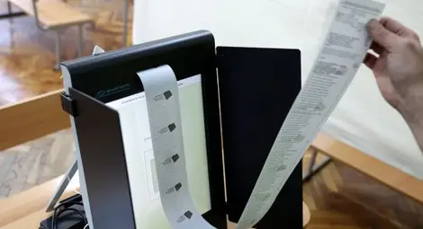 Жена изяде разписката от машината за гласуване в 24 РИК