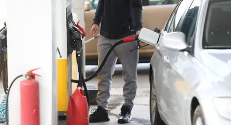 Остават много високи цените на горивата