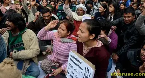 Индийки бичуваха публично политик Индийки бичуваха публично политик